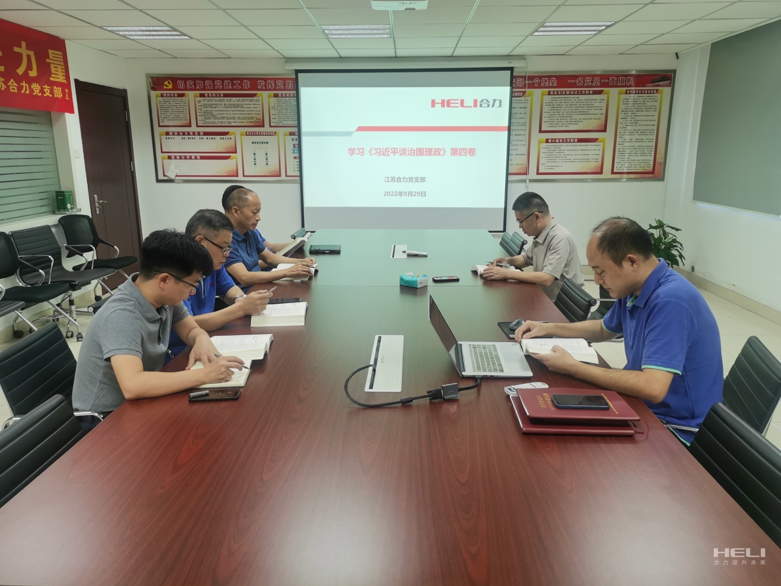 江苏必赢网络游戏平台党支部进建现场.jpg